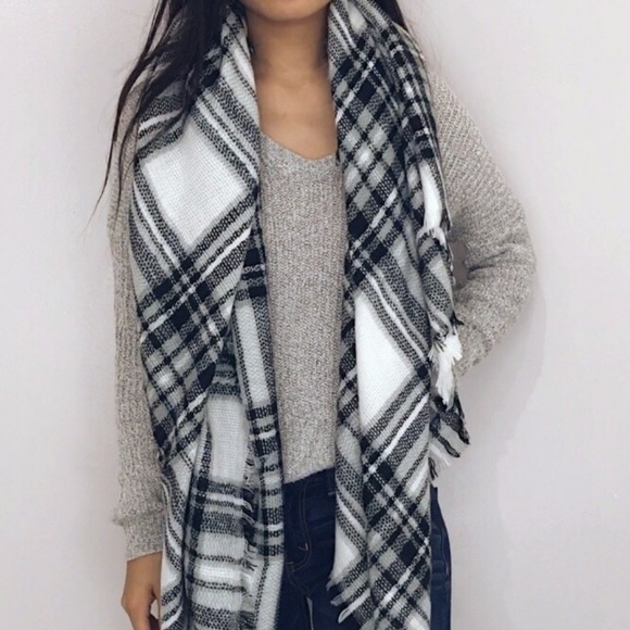 🆕 Juneau - Black + White Plaid Blanket Scarf - Picture 2 of 8